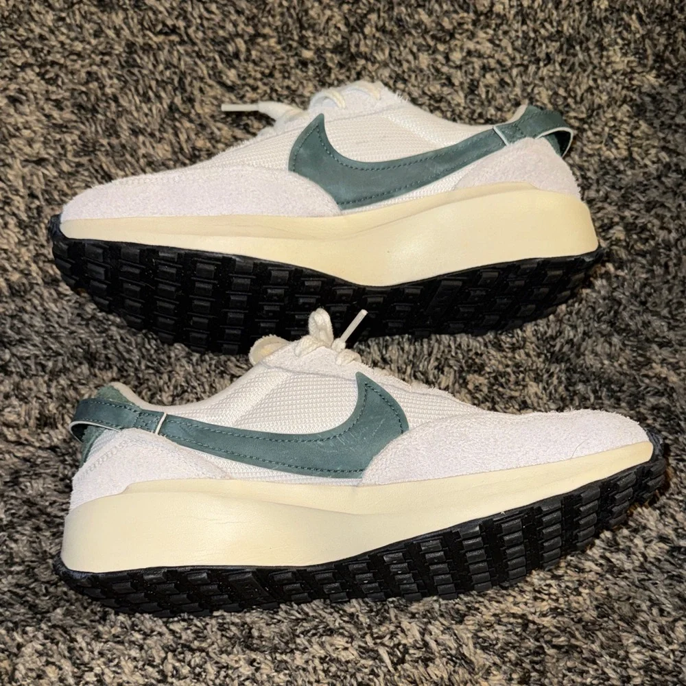 Nike Wmns Waffle Debut Vintage 'White Vintage Green' - Picture 7 of 8